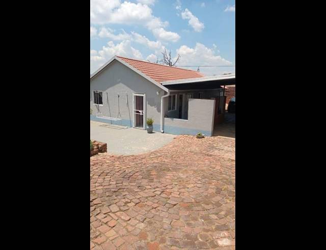 3 BEDROOM HOUSE FOR SALE IN LOTUS GARDENS